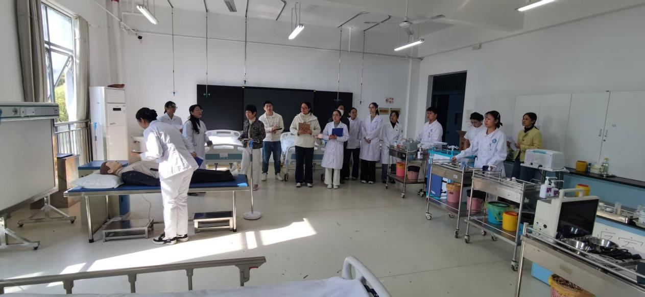 产教融合赋能备赛 专家领航淬炼精兵 ——护理产业教授辛玲亲临指导大赛备赛工作