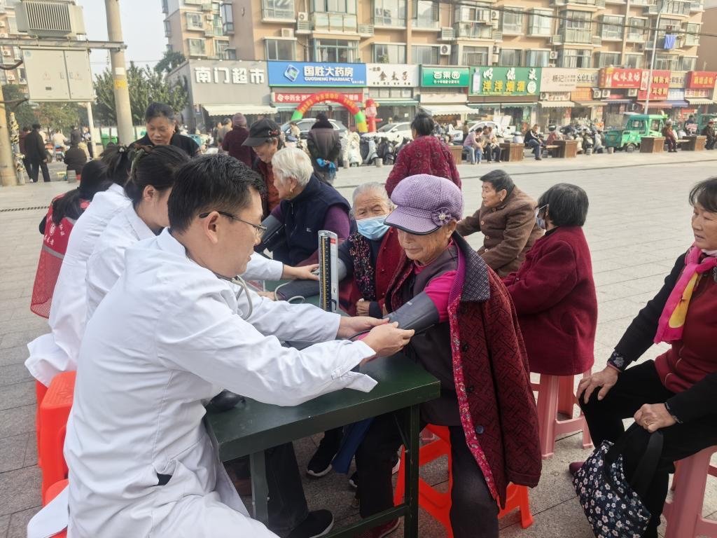 科普控糖守健康 赋能幸福新生活——  护理学院教工党支部联合社区开展世界糖尿病日主题党日活动