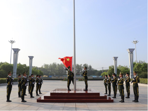 国歌嘹亮诵英魂，薪火相传向未来——学校举行纪念抗战胜利80周年主题升旗仪式