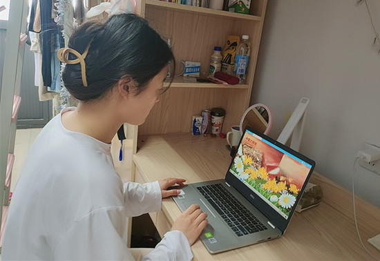 人看着电脑描述已自动生成