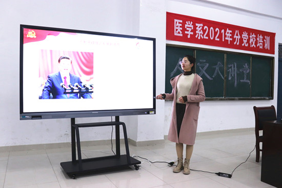 图片包含 室内, 站, 女人, 前描述已自动生成