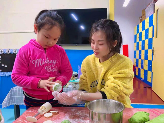 小孩们在吃东西描述已自动生成