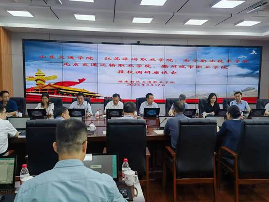 会议室里的人们描述已自动生成